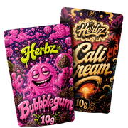 Pack de 20 g de Bubblegum y Cali Cream THCA con cogollos y hachís static sobre fondo negro