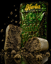 Primer plano de Bubble Hash 50% THCA con una estructura de hachís compacta