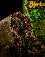Herbz Bubble Hash med mørk overflade og naturlig hashprofil