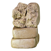 Nærbillede af Piatella 60% THCA med cremet og trichomrig hashstruktur