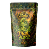 Thai Haze 23% THCA topskud med kraftigt frostet trichomlag på sort baggrund